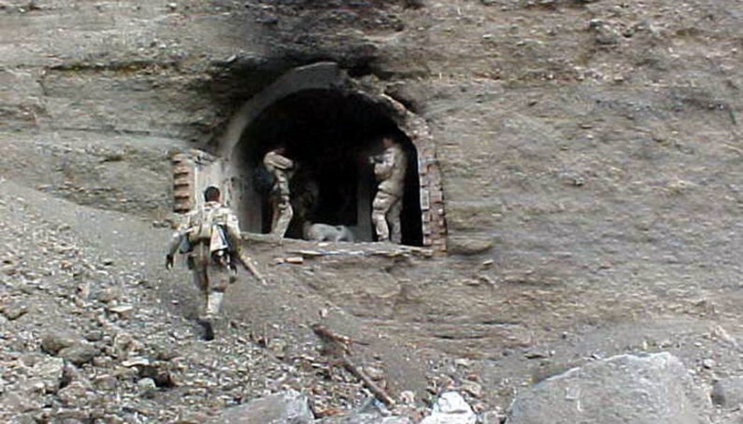 8 US-Soldaten Verschwinden Und Entfernen 5000 Jahre Alte Flugmaschine Aus Der Afghanischen Höhle