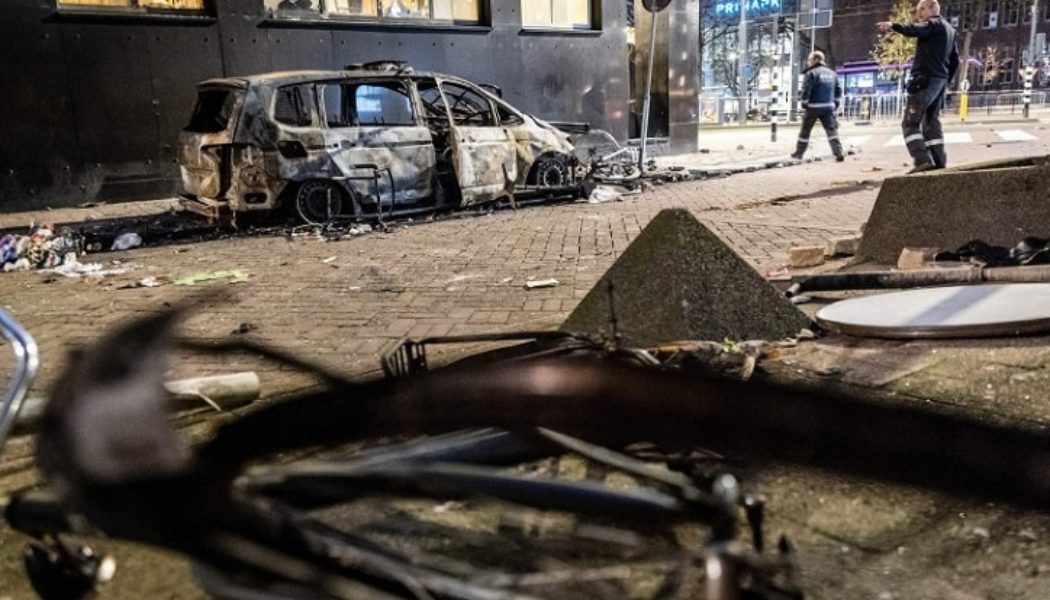 Die niederländische Polizei eröffnet das Feuer auf Demonstranten der Covid-Sperrung, als die europäischen Nationen wieder Beschränkungen einführen