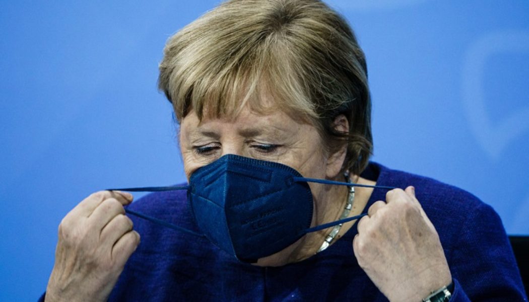 Merkel kündigt strengere Beschränkungen für ungeimpfte Deutsche an, da die Coronavirus-Fälle zunehmen