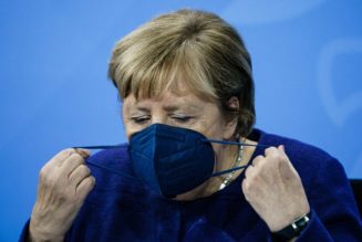 Merkel kündigt strengere Beschränkungen für ungeimpfte Deutsche an, da die Coronavirus-Fälle zunehmen