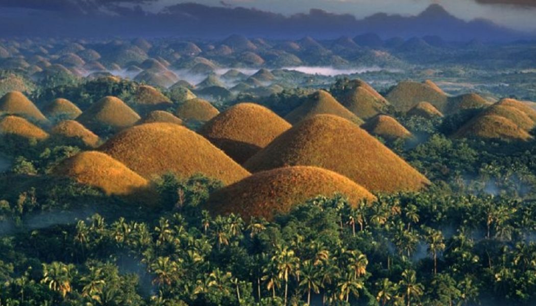 Berühmte Chocolate Hills auf den Philippinen