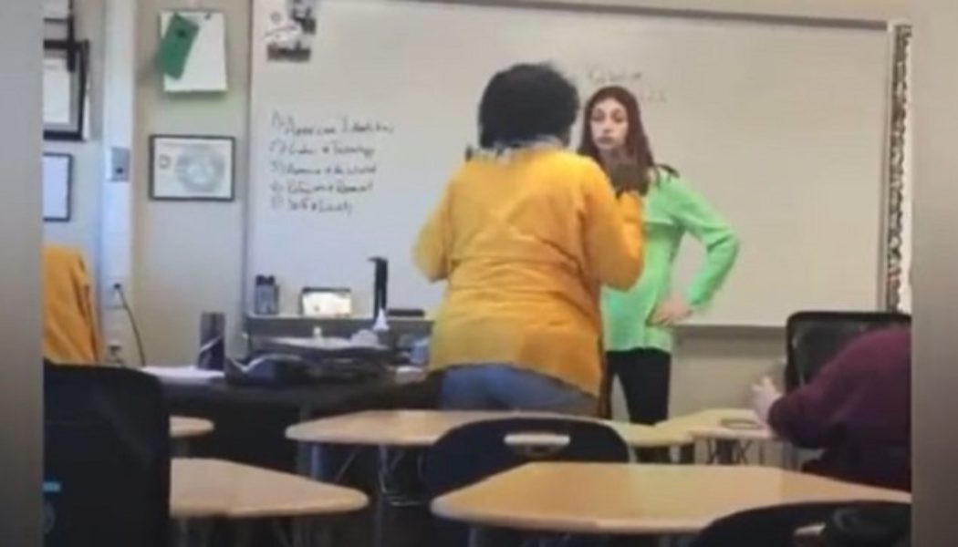 Die Lehrerin bleibt ruhig, nachdem die dreiste Schülerin geschlagen und ihr Telefon zugeworfen hat