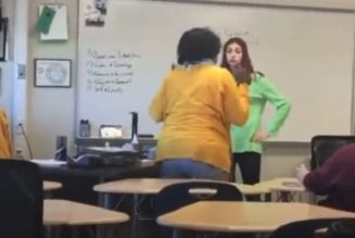 Die Lehrerin bleibt ruhig, nachdem die dreiste Schülerin geschlagen und ihr Telefon zugeworfen hat