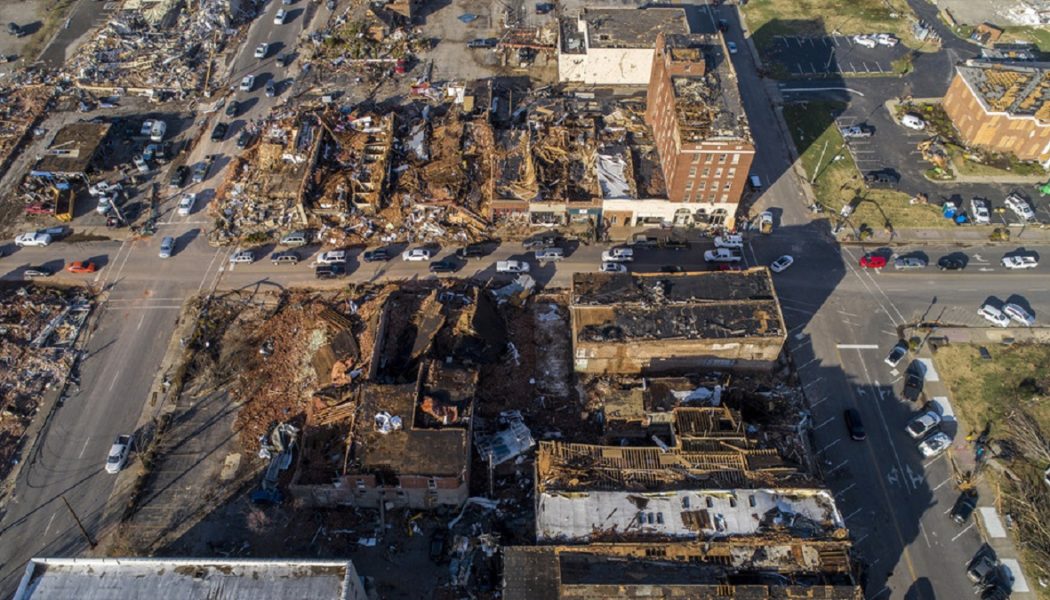 Schockierende Luftaufnahmen zeigen die gesamte Stadt, die von einem Tornado zerstört wurde
