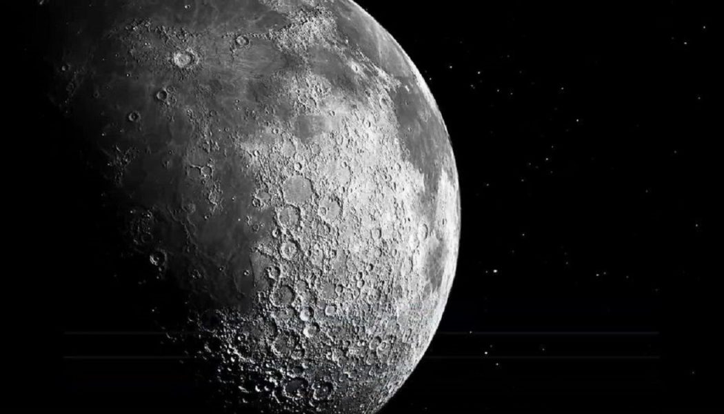 Der Mond projiziert sein eigenes einzigartiges kälteres Licht