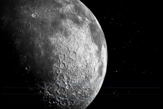 Der Mond projiziert sein eigenes einzigartiges kälteres Licht