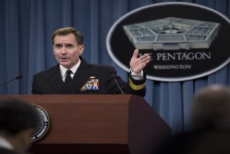 Pentagon-Pressesprecher John F. Kirby hält eine Pressekonferenz außerhalb der Kamera