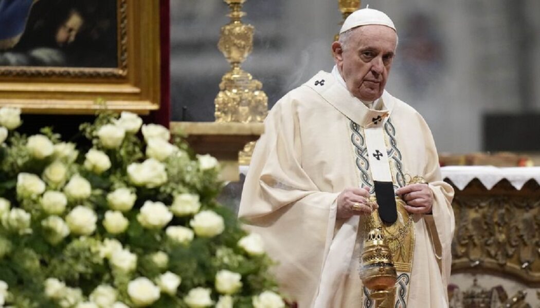 Blockieren Sie „Fake News“, bittet Papst Franziskus Social-Media-Firmen, „im Namen Gottes“.