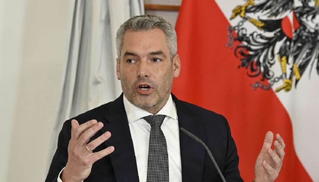 Wende in Österreich: Kanzler verkündet Aus für einige Corona-Maßnahmen – auch viele Deutsche betroffen