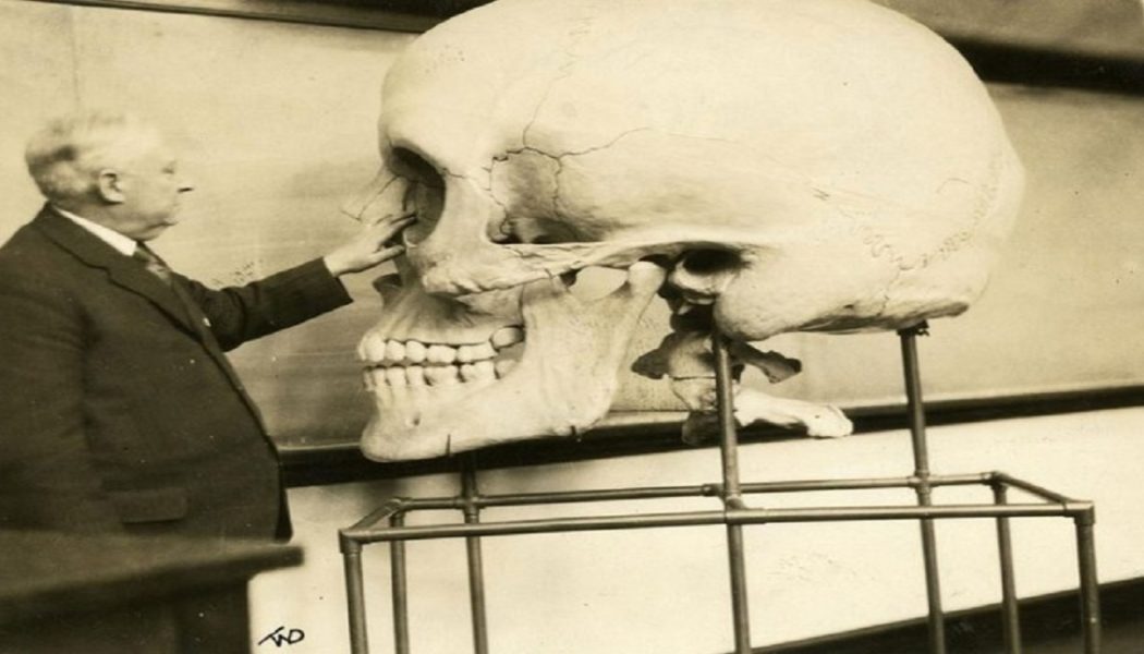 Zerstörte in den frühen 1900er Jahren Tausende von riesigen menschlichen Knochen