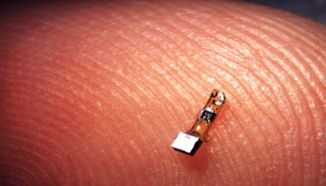 Unbemerkt gechippt: Hunderte unsichtbare Überwachungs-Chips durch einen Handschlag