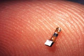 Unbemerkt gechippt: Hunderte unsichtbare Überwachungs-Chips durch einen Handschlag