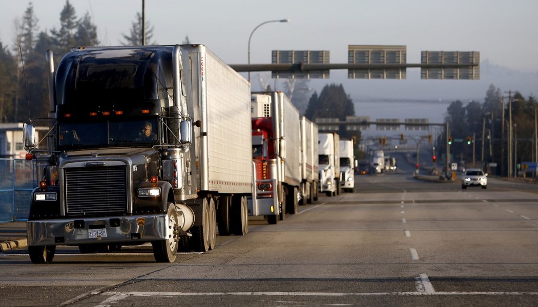 Trucker-Konvoi sammelt Spenden in Millionenhöhe, während impfzögernde Unterstützer herbeiströmen