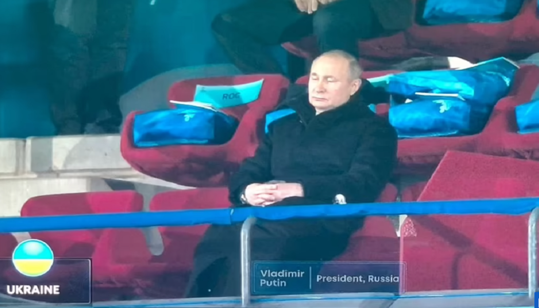 Wladimir Putin scheint einzuschlafen, als das ukrainische Team bei der Eröffnungszeremonie der Olympischen Winterspiele in Peking hinausgeht, während Xi Jinping eine Minute lang Ovationen erhält, als die Spiele mit strengen Covid-Beschränkungen beginnen