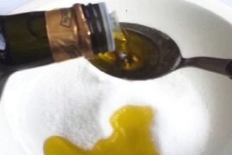Wenn Sie Olivenöl und Salz mischen, können Sie sich von den Schmerzen für die nächsten 5 Jahre verabschieden