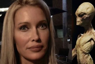 Frau mit blonden Haaren und grünen Augen behauptet, ein Alien-Hybrid zu sein