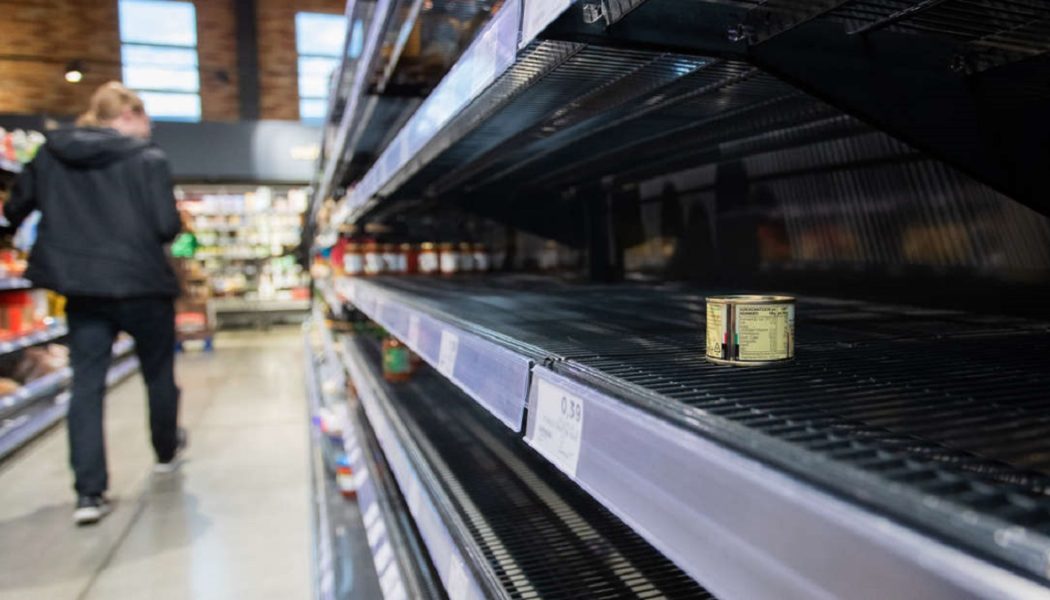 „Nirgendwo, außer bei uns, herrscht ein Mangel“ – Supermarkt-Kunde wundert sich über Engpässe in Deutschland