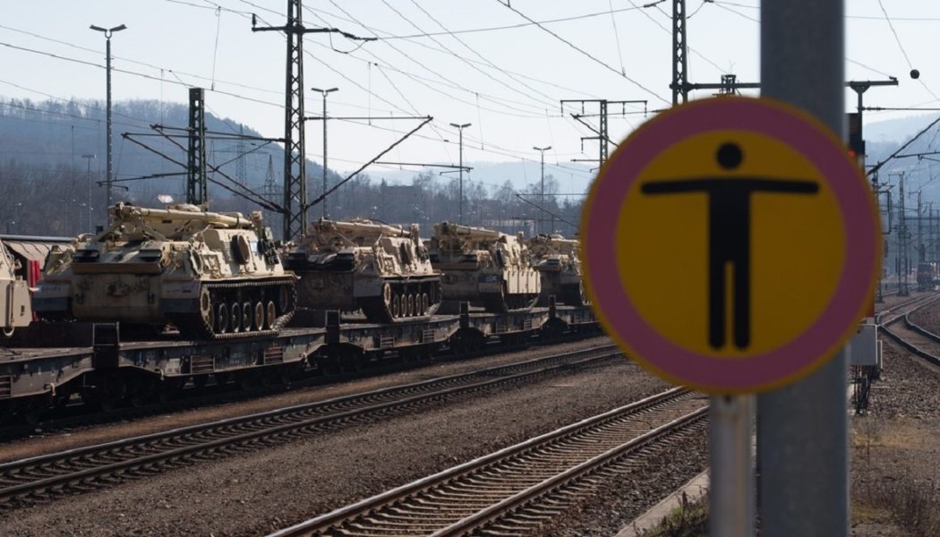 Arbeitsboykott: Griechische Eisenbahner weigern sich NATO-Panzer zu verladen. Nicht mit uns!