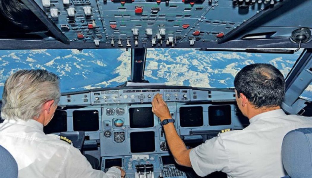 Geimpfter Pilot erleidet Herzstillstand im Cockpit, Vorfall wird vertuscht