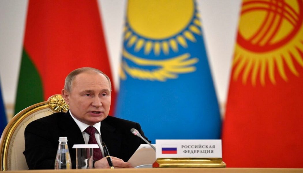 Putin sieht die NATO-Erweiterung als Problem an und sagt, er habe Beweise für biologische Waffen