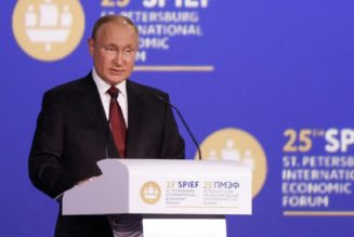Putin schimpft auf den Westen und erklärt das Ende der „Ära der unipolaren Welt“