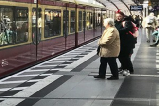 Berlin: „Mann“ stößt Frau gegen einfahrende S‑Bahn, nach Einvernahme wieder frei!