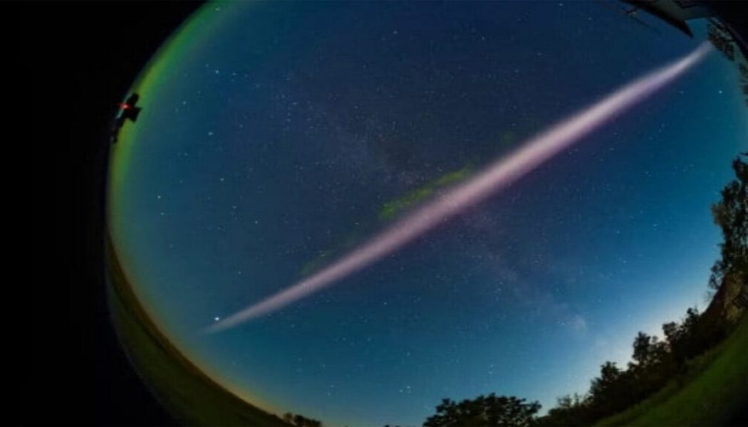 Mysteriöse Leuchtende Streifen, Die Über Der Erde Fotografiert Wurden. Wissenschaftler Streiten Immer Noch Über Die Art Ihrer Herkunft