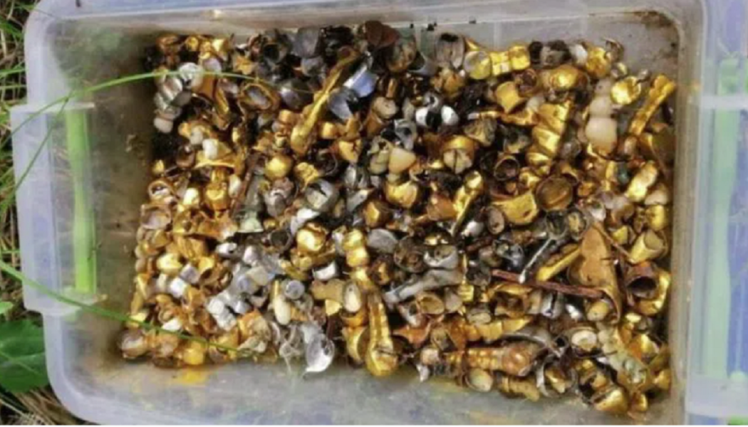 FAKTENCHECK: Goldzähne, die angeblich aus russischer Folterkammer geborgen wurden, entpuppen sich als „schlechte Zähne“, die von einem Dorfzahnarzt entfernt wurden