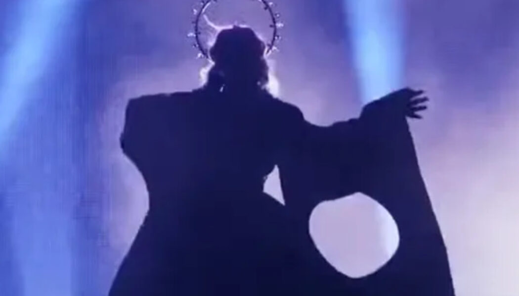 Madonnas In-Your-Face-Finsternis Weltweite satanische Rituale aufgedeckt!! Madonna aktiviert jetzt dämonische Portale für den 8. April, buchstäblich auf dem Eclipse Path in Texas!! Die Menschheit braucht Ihre Antwort mit der mächtigsten Kraft …